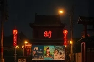 《镜面人生》横版封面，玻璃幕墙倒影中的人影