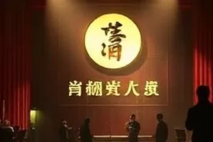《北纬三十度》横版封面，沙漠公路与路标牌