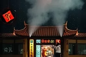 《潮汐之后》横版封面，退潮后的礁石与渔船