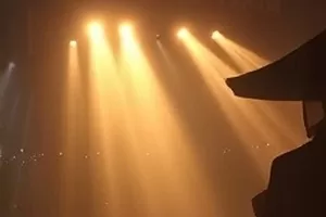 《春日列车》横版封面，樱花雨中的站台长椅